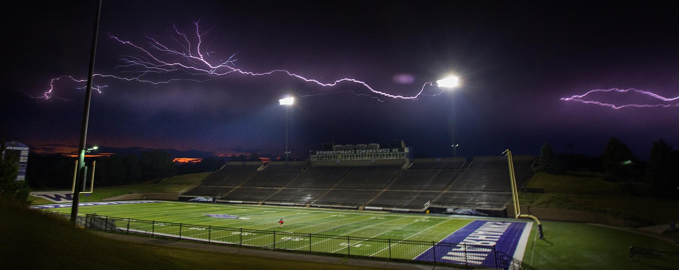 闪电击中了帕金斯体育场上空的黑色天空.