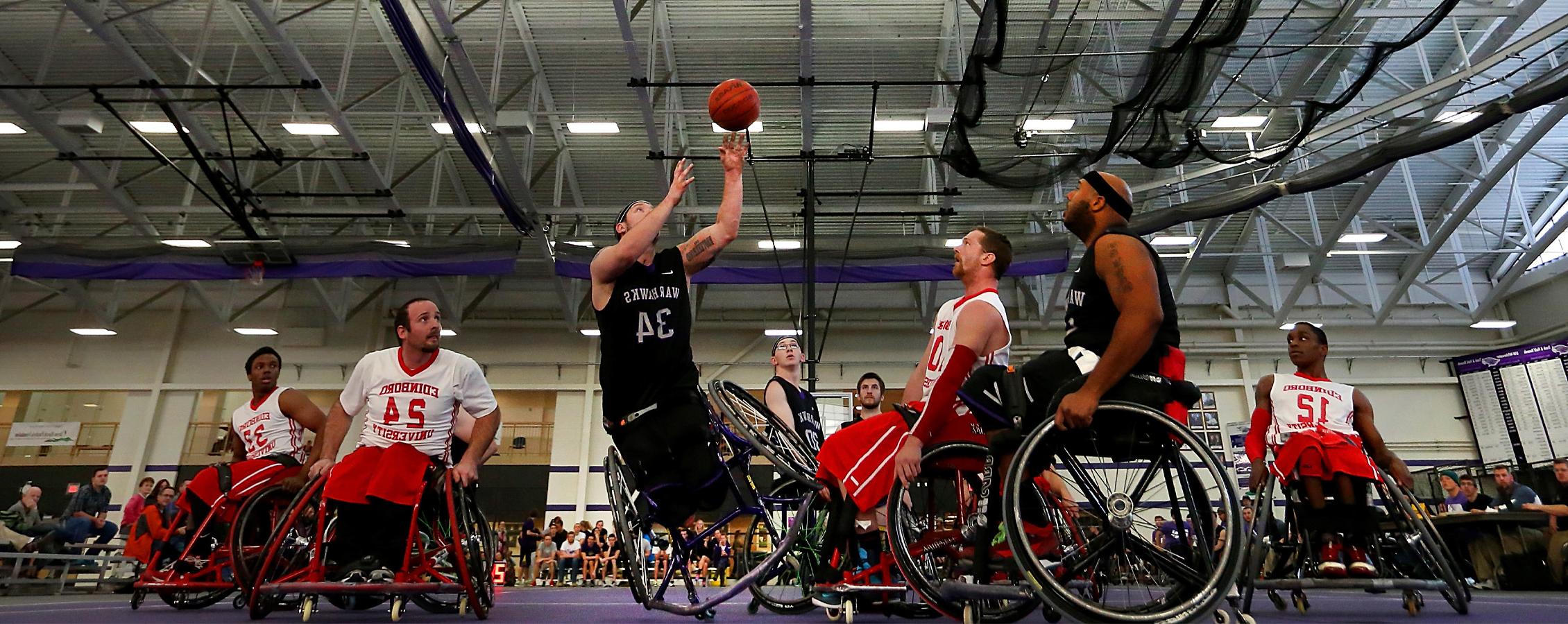 一名战鹰队轮椅篮球运动员正在投篮.
